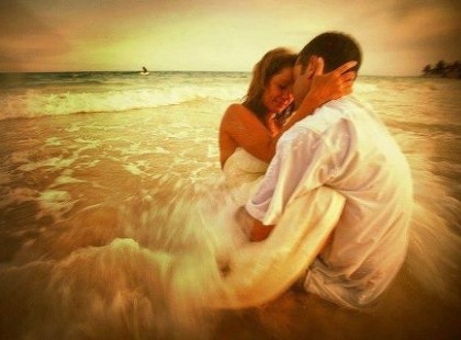 Az élet összehoz két embert itt vagy amott, mintha a véletlen játéka volna csupán, aztán összeköti őket egy láthatatlan szövedékkel. Hogy aztán sohase felejtsük el azt a dallamot, azt az illatot, azt a hangulatot, amit elénk terelt, és azokat az érzéseket, amiket a lelkünkbe csempészett