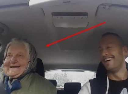 Na, hát én is így szeretnék megöregedni! Mert hisz a nézését meg a járását, csípőjének a ringását... egyem meg a 81 éves jókedélyű nagyika az unokájával nagy szeretetben és összhangban énekelnek az autóban. Már vagy ötödször nézem meg, de még mindig csak nevetek és velük is éneklek egyből! :) Nyomj egy lájkot, ha Neked is tetszik! :)