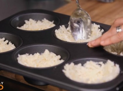 Reszelt krumplit tett a muffin formába, majd megtöltötte finomságokkal. Mennyei étel lett belőle!