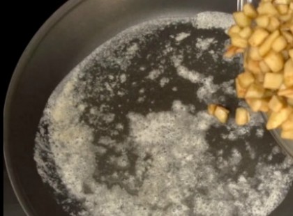 Tepsibe teszi a kockára vágott almát. Mi jön ezután? A világ legfinomabb desszertje!