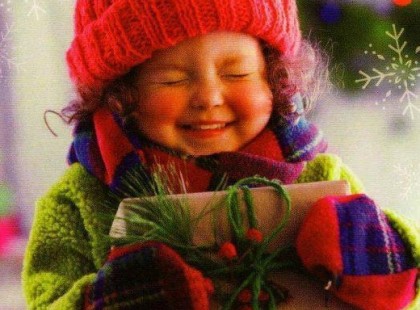 Becsomagoltam egy szép dobozba, cseppnyi szívem szeretetét. Ezt adom idén a világnak, s szórom belőle szerte szét. Neked is jut, csak tárd ki szíved, a szeretet, az végtelen. Ha úgy érzed, te is szeretnél, hát szeress együtt én velem... (Aranyosi Ervin)