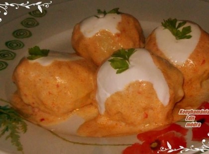 Maradék pörkölthús felhasználásával készült. Egy újabb,nagyon finom étel lett belőle. Ajánlom elkészítésre. Hortobágyi húsgombócok