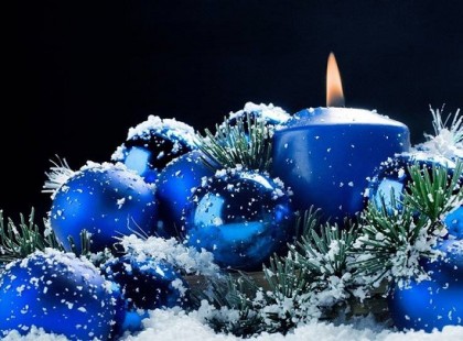 Hová lettek a régi,meghitt karácsonyok? Amikor a szívünk összeért..... Izgatottan, hófehér lélekkel vártuk a Jézuska eljövetelét..... Nem hozott csillogó, drága holmit, csak ritkán kaptunk új ruhát. Mégis a szívünkbe mélyen beleégett, magunkban hordozzuk, a csodát! Hol vagytok, ti drága jó szülők? Nélkületek az ünnep is sivár! Emléketek örökre itt él bennünk. Gyermeki szívünk, újra otthon jár...... Vastag hótakaró borítja a tájat..... A természet is nyugovóra tér. Ti is ott aludtok örök álmot.... Nyugodjatok,.....pihenjetek,..... amíg a szívünk, majd újra összeér. (Hábele Mihályné 2015.)