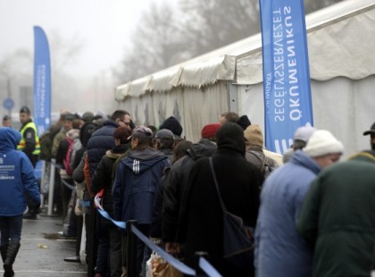Kígyózó, tömött sorokban álltak az ételért a rászorulók Csepelen. De Magyarország jobban teljesít, mint az halljuk, mert a csapból is ez folyik, bár a valóság nem ezt engedi láttatni. Ismét ételosztás volt Budapesten: ezúttal az Ökumenikus Segélyszervezet szervezésében, Csepelen. Elcsépelt, de változtatni kéne és igen egy fecske nem csinál nyarat... stb. De tényleg nemcsak karácsonykor kellene segíteni. Megdöbbentő képsorok következnek!