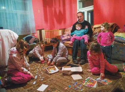 Angéla fölállt, lépett kettőt, felsóhajtott és összeesett... Anya nélkül maradt hét kislány!