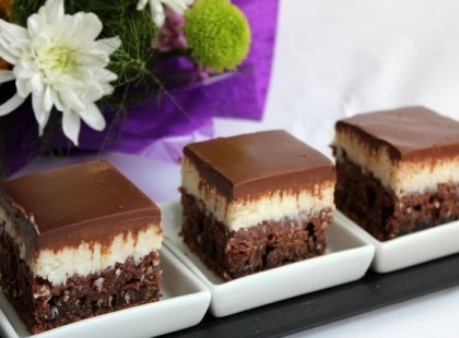 Kókuszkrémes kekszkocka – ellenállhatatlan finomság, sütés nélkül!