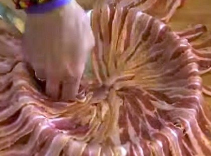 Baconszeletekkel lepte be a serpenyőt, majd megtöltötte ezzel. Elképesztő FINOM receptet készített!