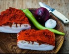 Nyomj egy lájkot, ha szereted az abált szalonnát... Meg valljuk be ez valami eszméletlen jól is néz ki! :) Így, ahogy a képen van akár jöhetne is. Mondjuk azért én szelnék mellé úgy jó magyarosan jó kis fehér kenyeret is! :) De olyat ám ami friss puha, de a héja az ropog és még meleg is, na meg ha már álmodozunk, akkor visszahívnám a dédikém varázstudását és úgy sütnék hozzá olyan mennyei dédis kenyeret! Mondjuk egy kemence sem ártana... :) De szerintem a kenyéren kívül még valami hiányzik a képről! :) Egy jó kis kupica házi pálinka... hm... vagy akár kettő!