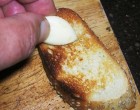 Nyomj egy lájkot, ha Te is szereted a pirítós kenyeret jó fokhagymásan! Apukám, papám előszeretettel készítettek reggelente a sparhelton jó kis pirítós kenyeret akár magában egy jó bögre citromos fekete teával, mert akkor még nem volt egészségtelennek kikiáltott az sem.