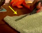 Csíkokra vágja a régi törülközőt, és ezzel elkészít egy nagyon király dolgot a nappaliba.