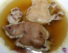 Nyomj egy lájkot, ha Te is szereted a kocsonyát! Úgy igen, hogy szőröstől - bőröstől, nem ám ilyennel hogy répa meg zöldborsó, azt egye, aki vegetáriánus! :) Szerintem ha egész évben, mondjuk heti egyszer enném akkor sem unnám meg. Gondolom vagyunk még ezzel így páran! :) Azt tudjátok, hogy nagyon jó hatással van az ízületekre? Őseink gyógyszerként tartották számon, nagyon jó porckopásra és az ízületekre is egyaránt. Aki nem szereti az nem is tudja mi a jó igaz?