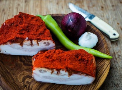 Nyomj egy lájkot, ha szereted az abált szalonnát... Meg valljuk be ez valami eszméletlen jól is néz ki! :) Így, ahogy a képen van akár jöhetne is. Mondjuk azért én szelnék mellé úgy jó magyarosan jó kis fehér kenyeret is! :) De olyat ám ami friss puha, de a héja az ropog és még meleg is, na meg ha már álmodozunk, akkor visszahívnám a dédikém varázstudását és úgy sütnék hozzá olyan mennyei dédis kenyeret! Mondjuk egy kemence sem ártana... :) De szerintem a kenyéren kívül még valami hiányzik a képről! :) Egy jó kis kupica házi pálinka... hm... vagy akár kettő!