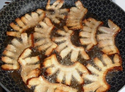 Egy szeletke sült szalonnánál mi is lehetne még jobb? Talán több szeletke sült szalonna. Egy jó kis szeletelt lila hagymával mellé, esetleg egy kis erős paprika is bejátszik és jó nagy bányászszeletnyi kenyér mellé. Ettől indul a legjobban a nap. Na meg persze, ha előtte egy kupica pálinkával tisztítunk vagy akár utána is had égjen a zsír! :) Egy jó kis bögre köménytea mellé és el is felejthetjük, hogy ide vagy oda rakódik valami. Nyomj egy lájkot, ha Te is szereted a sült szalonnát! :)