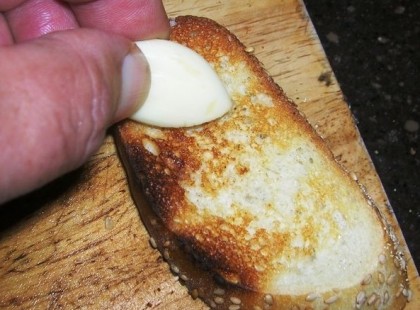 Nyomj egy lájkot, ha Te is szereted a pirítós kenyeret jó fokhagymásan! Apukám, papám előszeretettel készítettek reggelente a sparhelton jó kis pirítós kenyeret akár magában egy jó bögre citromos fekete teával, mert akkor még nem volt egészségtelennek kikiáltott az sem.