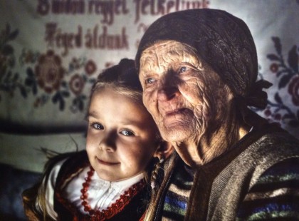 Nagymamám nevelt fel. Ő vigyázott rám, mikor az első pipacs kinyílt a mezők pázsitján.