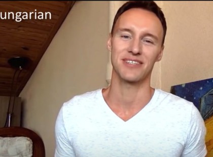 ELKÉPESZTŐ! EZ A FIÚ 19 NYELVEN BESZÉL AKCENTUS NÉLKÜL! HALLGASD MEG, HOGY BOLDOGUL A MAGYARRAL!