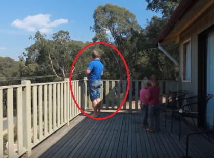 Amikor ez az apuka kiment az erkélyre, és elkezdett fütyölni fantasztikus dolog történt – VIDEÓ