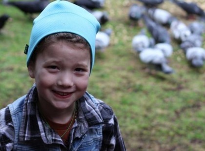 Ez a kislány minden nap megeteti a madarakat! Nem hiszed el, mit hoznak ajándékba neki (fotó)