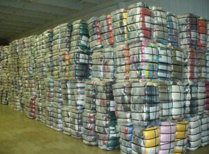 RÁSZORULÓKNAK INGYEN ELVIHETŐ TÉLI RUHÁK, MELEG TAKARÓK, ÉLELEM, GYERMEKRUHÁK, CIPŐK, BÚTOROK!