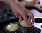 Ez a séf burgonyákat rak halomba egy muffintálcában. Amikor kiveszi a sütőből, a vendégeit zavarba ejti vele.