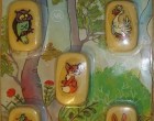 Sajnos a mi gyerekeink már nem tudják mik ezek? Pedig szerintem az adott, modern mesék figuráival ők is szeretnék őket. Azért így könnyebben ment a fürdés még a szappan is boldogságforrás volt, mondjuk én mindig csak a Vukost szerettem volna, mert ő nagyon nagy kedvencem volt! :)
