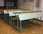 Ha ránéztek a képre mi jut eszetekbe? Nekem a sok - sok puskázáson kívül egy jó kis szakállas vicc. Miszerint egy kisfiú így számol be az első napjáról az iskolában: 