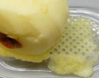 Amikor még az édesanyák ilyenen reszelték az almát a pici babájuknak. Nekem is az Anyukám mindig ilyenen reszelte én meg kiettem így a reszelőből és ki is ittam, ami lé lett az volt a legfinomabb