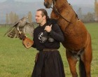 A kép, amire nincsenek szavak, annyira megigéz, annyi az erő benne és annyira magyar ez az erő, hogy szinte hang nem jön ki a torkomon. Ez a kép, ami annyira életszerű, hogy szinte mindent elmond rólunk magyarokról. Az ember és az állat közötti feltétel nélküli és határtalan bizalomnak lehetünk szemtanúi. Valódi gyöngyszem ez a kép. Nyomj egy lájkot, ha Neked is tetszik.