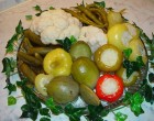 Hú aranyapáim na ez aztán a savanyúság a javából. Egyből összefutott a nyál a számban! :) A házi bedobálós savanyúságnál nincs is jobb. Igazándiból mindegyik a kedvencem, ami a képen van, de talán a legnagyobb kedvencem csemege uborka. Hát igen kinek a pap, kinek a papné. Kinek pedig a csemege uborka. :) Nyomj egy lájkot, ha te is szereted ezeket a savanyúságokat!