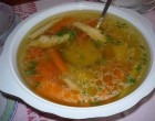 Nyomj egy lájkot, ha Te is szereted az aranylóan gyöngyözően szép húslevest. Nekem ez a kedvenc levesem, szegény dédikém és nagyikám is ezzel vártak haza. Sajnos ők már nincsenek... és igen én is tudok nagyon finom húslevest készíteni, de azért az otthoni házi tyúkból készült húslevest nem igazán lehet pótolni a boltban vett tápos hússal. Nagyanyáink szerint a húsleves a legjobb gyógyír mindenre betegségre, bánatra na hagyjuk meg másnaposságnál is tökéletes, de ezt mondjuk nem preferálták őseink :) Pedig biztos tudták! :) Én akár mindennap meg tudnám enni. Te is szereted?