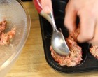 Fogta a darálthúst és beletette a muffin sütőbe, majd krumplipürét tett hozzá. Elképesztő FINOMSÁGOT készített!