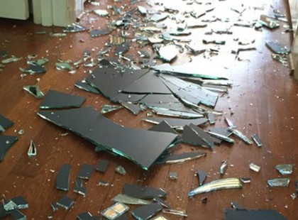 Egy kisfiú mérgében összetörte a fürdőszobatükröt – az édesanya reakciója több, mint megindító!