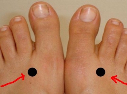 Nyomd ezt a két pontot a lábfejeden 2 percig, és csodás dolog történik!