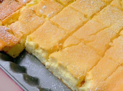 Mindent beletett a tálba, elkeverte és a sütőbe tette. Isteni finom túrós süti lett belőle