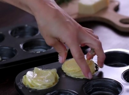 Ez a séf burgonyákat rak halomba egy muffintálcában. Amikor kiveszi a sütőből, a vendégeit zavarba ejti vele.