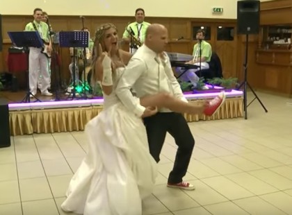 Eszméletlen videó! Ennek a debreceni ifjú párnak az esküvői videójáért őrül most meg a net!