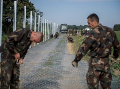 Fegyvert fogtak a migránsok a magyar katonákra a szerb-magyar határon