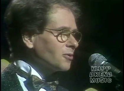 Emlékszel még Hacki Tamásra? Egyedülállóan szólaltatja meg a Kék Duna keringőt!