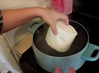 Megfőzi a WC-papírt... Hogy miért? ZSENIÁLIS!