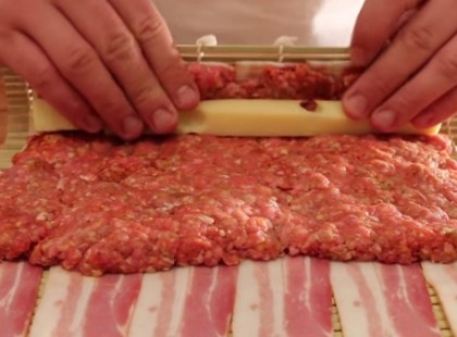 Baconágyra teszi a darát húst és a sajtot! Ezt az isteni fogást te is ki akarod próbálni! (videó)
