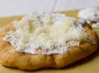 FOKHAGYMÁS TEJFÖLÖS LÁNGOS – CSEMPÉSSZ EGY KIS NYARAT A NAPODBA!