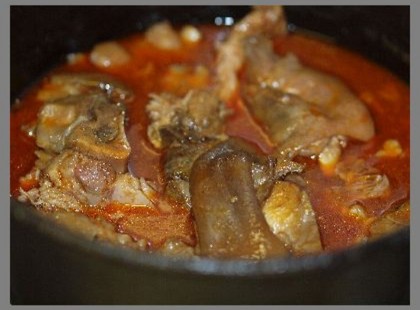 Legfinomabb csülkös körömpörkölt recept - A pörkölt leve ízletes, ragacsos lett, a csontokról levált a hús, bőr.