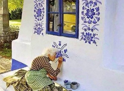 Nézzük mennyi lájkot érdemel ez a drága nagyika, aki ilyen átéléssel festeget! Egyem meg azért sajnos az látszik, hogy nem úgy lát már ahogy fiatalon, de a kezében benne vannak a jól begyakorlott mozdulatok, a kézügyessége határtalan magasságokba visz.