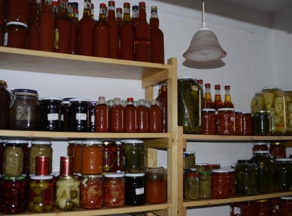 Amikor még úgy éltünk, hogy akár a hét szűk esztendőt is bevállaltuk volna, amikor még arról szóltak a mindennapok, hogy biztosítsunk a szeretteinket mindent, amit tudunk. Igen volt, hogy ez erőnkön felül való volt és volt, hogy éreztük, hogy egyedül nem megy, de amikor még együtt éltünk akár hatan - nyolcan vagy tízen is egy házban és még több generáció együtt volt, akkor még tudtuk, hogy az idősebb igenis öregebb és a tiszteleten kívül szeretettel vezérelve segítettük őket.