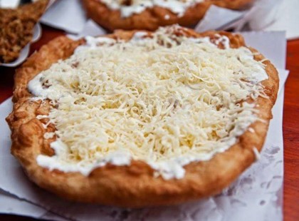 Nyomj egy lájkot, ha Te is szereted, jó fokhagymásan, jó sok tejföllel és jó sok sajttal! Vagy éppen csak simán jó fokhagymásan... Én mondjuk inkább erre szavazok :) Persze azért hízunk tőle, mint a mangalica szóval vacsorára nem ajánlom, de ebédre utána egy kis szusszá mondjuk vasárnap és utána egy jó nagy séta, így pont belefér. :) Ti hogy szeretitek? Jó sok fokhagymával igaz?