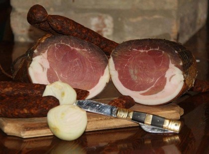 Nyomj egy lájkot, ha jöhetne reggelire a jó kis házi kolbász vagy éppen a sonka! Friss ropogós fehér kenyérrel, hagymával és erős paprikával.