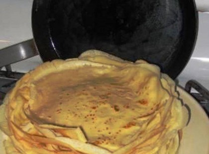 Nyomj egy lájkot, ha Te is szereted a palacsintát! Hogy is legyen az a palacsinta? Hogyan is szeretjük? Papírvékonyan, hogy szinte átlássunk rajta vagy csak éppen közepesen vagy vastagon olyan amerikai palacsinta stílusban? Na és mivel szeretitek: túróval, lekvárral, pudinggal, kakaóval, fahéjjal?