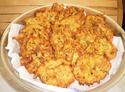 Nyomj egy lájkot, ha Te is szereted a tócsnit vagy attól függ az ország melyik tájékán élsz és hogy hívod. Akkor lehet kedvetekre válogatni a nevekből: bandurák, bere, beré, berét, berhe, bodag, bramborák, cicedli, cicege, enge-menge, görhöny, harula, kremzli, krumplibaba, krumplimálé, krumpliprósza, lapcsánka, lapotya, lapotyka, lepcsánka....