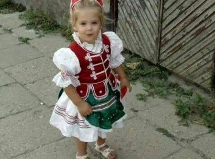 Akkor nézzük meg hány lájkot érdemel ez a csodás kicsi teremtés? :) Magyar földön, magyar ember által készített magyar ruhában egy gyönyörű magyar kislány büszke viseletében. Egy igazi kis Tündérke, aki elvarázsolja a szívünket. Egyszerűen mindent visz. Reméljük mindannyian találunk a családunkban ilyen szép kis Tündérkét, aki beragyogja az életünket bármilyen viseletben, ha a homokozó után koszosan, vagy egy hógolyózás után tiszta sárosan... Magával a lényével ragyogja be az életünket...