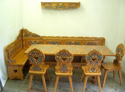 Nyomj egy lájkot, ha ezt a gyönyörűséget így, ahogy van Te is elfogadnád! Szerintem egy szép nagy konyhában vagy étkezőben nagyon jól mutatna. De ez már annyira csodálatos, hogy rá sem mernék ülni, nemhogy még enni rajta. Netán leenni az asztalt egy jó kis pörkölttel vagy gulyáslevessel. Ilyenkor látunk rá, hogy mennyire varázslatos is a népművészet és milyen szépségeket tudunk mi magyarok készíteni! :)